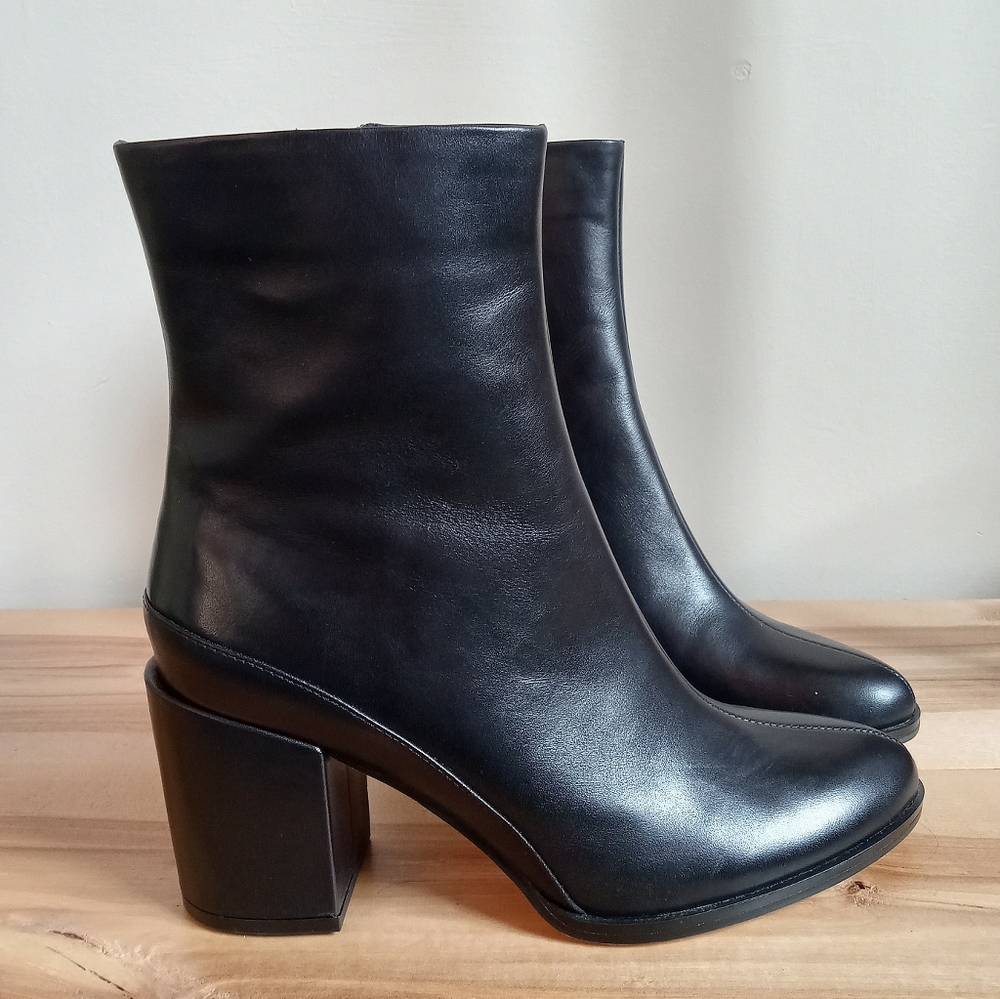 NWOB EOS LEATHER boots